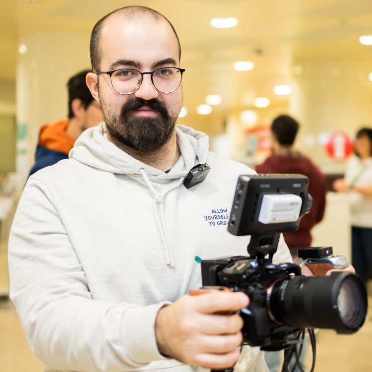 Photo d'un étudiant avec sa caméra