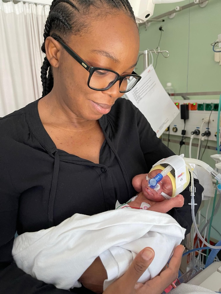 Photo de Kayro et de sa maman en néonatologie